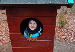 Chłopiec w drewnianym domku