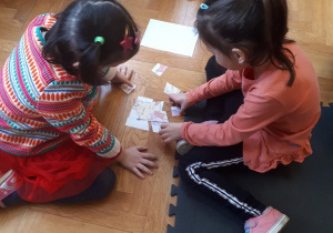 Dziewczynki układają puzzle