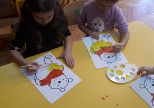 Dziewczynki malują farbami