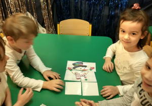 Dzieci układają zimowe puzzle