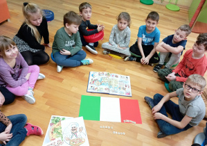 Dzieci słuchają wiadomości na temat Włoch