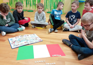Dzieci słuchają wiadomości na temat Włoch