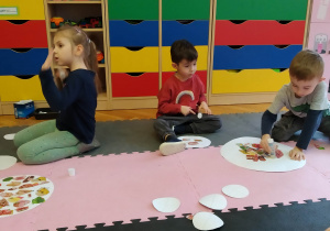 Dzieci wyklejają pizzę