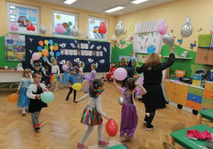 Zabawa taneczna z balonami