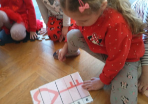 Dziewczynka układa puzzle