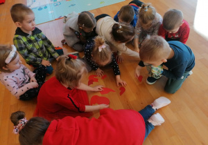 Dzieci układają puzzle- serca