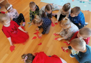 Dzieci układają puzzle- serca