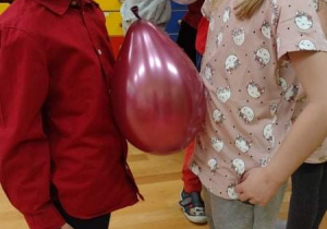 Walentynkowy taniec z balonem