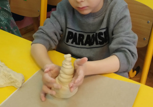 Chłopiec buduje wieżę Eiffla