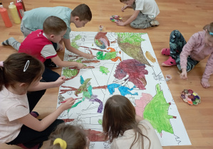 Dzieci malują mega kolorowankę