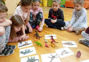 Dzieci oglądają dinozaury