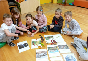 Dzieci oglądają dinozaury
