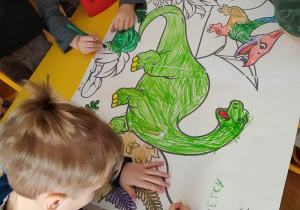 Dzieci malują giga dinozaury