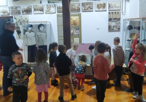 Dzieci oglądają stary Bełchatów
