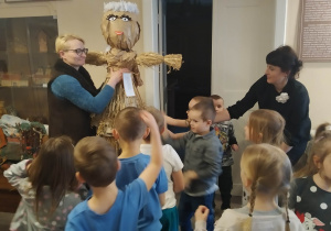 Dzieci wręczają konkursową marzannę