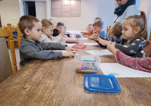 Dzieci rysują wspomnienia z wizyty w muzeum