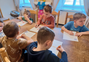 Dzieci rysują wspomnienia z wizyty w muzeum