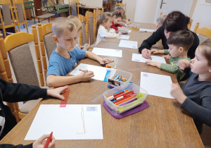 Dzieci rysują wspomnienia z wizyty w muzeum