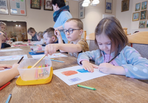 Dziewczynka rysuje wspomnienia z wizyty w muzeum