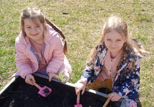 Dziewczynki przy pracy w ogródku przedszkolnym
