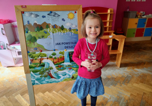 Dziewczynka przy tablicy edukacyjnej