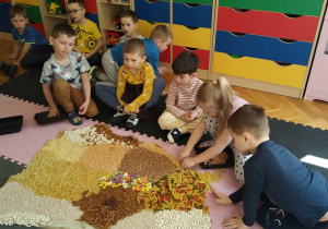 Dzieci wysypują mapę Polski