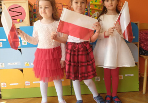 Dzieci z flagą Polski