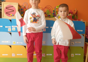 Dzieci z flagą Polski