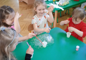 Dzieci robią bańki mydlane