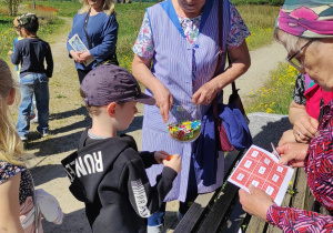 Dzieci kupują gumę balonową na kartki