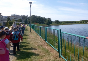 Dzieci oglądają zbiornik wodny na Słoku