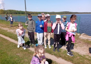 Dzieci oglądają zbiornik wodny na Słoku