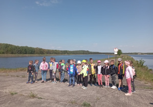 Dzieci oglądają zbiorniki wodne okolic Bełchatowa