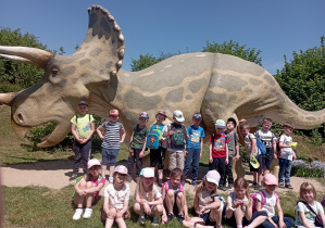grupowe zdjęcie "Słoneczek" i triceratops