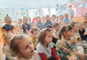 Dzieci słuchają wierszy bełchatowskiej poetki