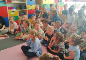 Dzieci słuchają wierszy bełchatowskiej poetki