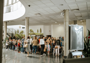 Zaproszeni goście wchodzą na przedstwienie