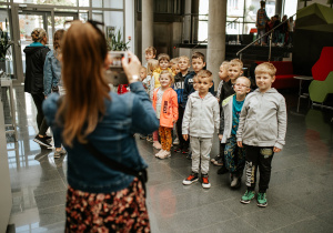 Zaproszeni goście wchodzą na przedstwienie