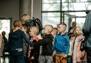 Zaproszeni goście wchodzą na przedstwienie