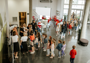 Zaproszeni goście wchodzą na przedstwienie