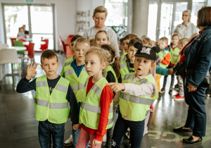 Zaproszeni goście wchodzą na przedstwienie