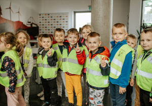 Zaproszeni goście wchodzą na przedstwienie