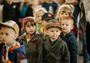 Zaproszeni goście wchodzą na przedstwienie