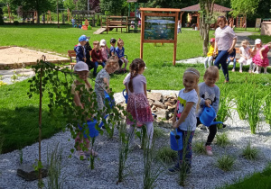 Dzieci podlewają rośliny
