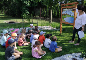 Dzieci słuchają wiadomości na temat obiegu wody w przyrodzie