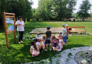 Dzieci słuchają wiadomości na temat obiegu wody w przyrodzie