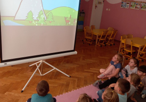 Dzieci oglądają prezentację multimedialną