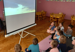 Dzieci oglądają prezentację multimedialną
