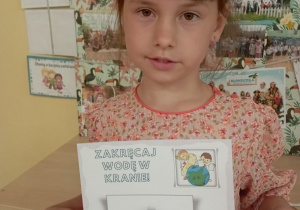 Dziewczynka z tablicą edukacyjną