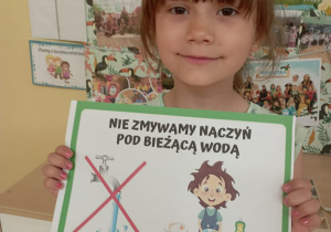 Dziewczynka z tablicą edukacyjną
